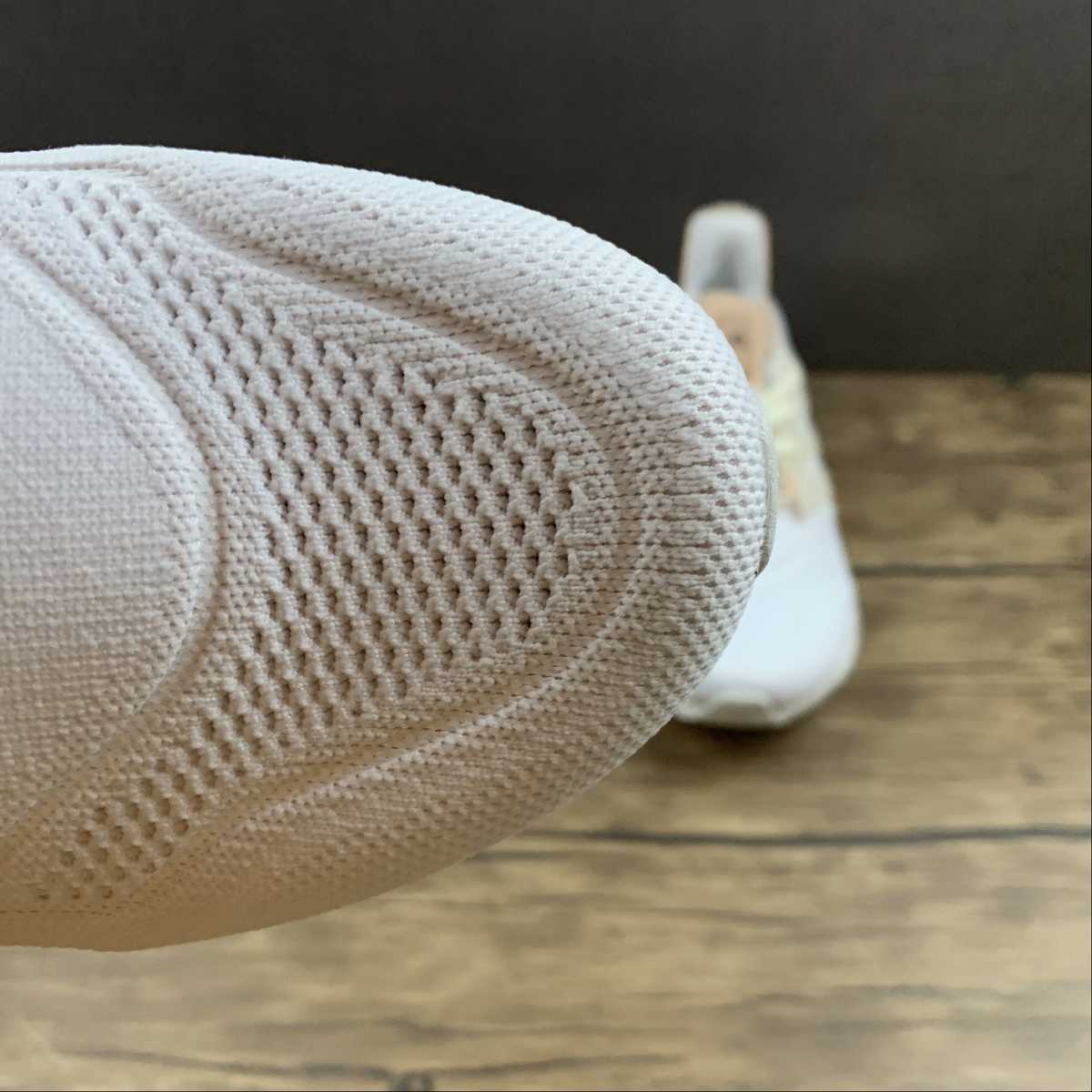 Adidas Ultraboost 22 - Branco/Nude