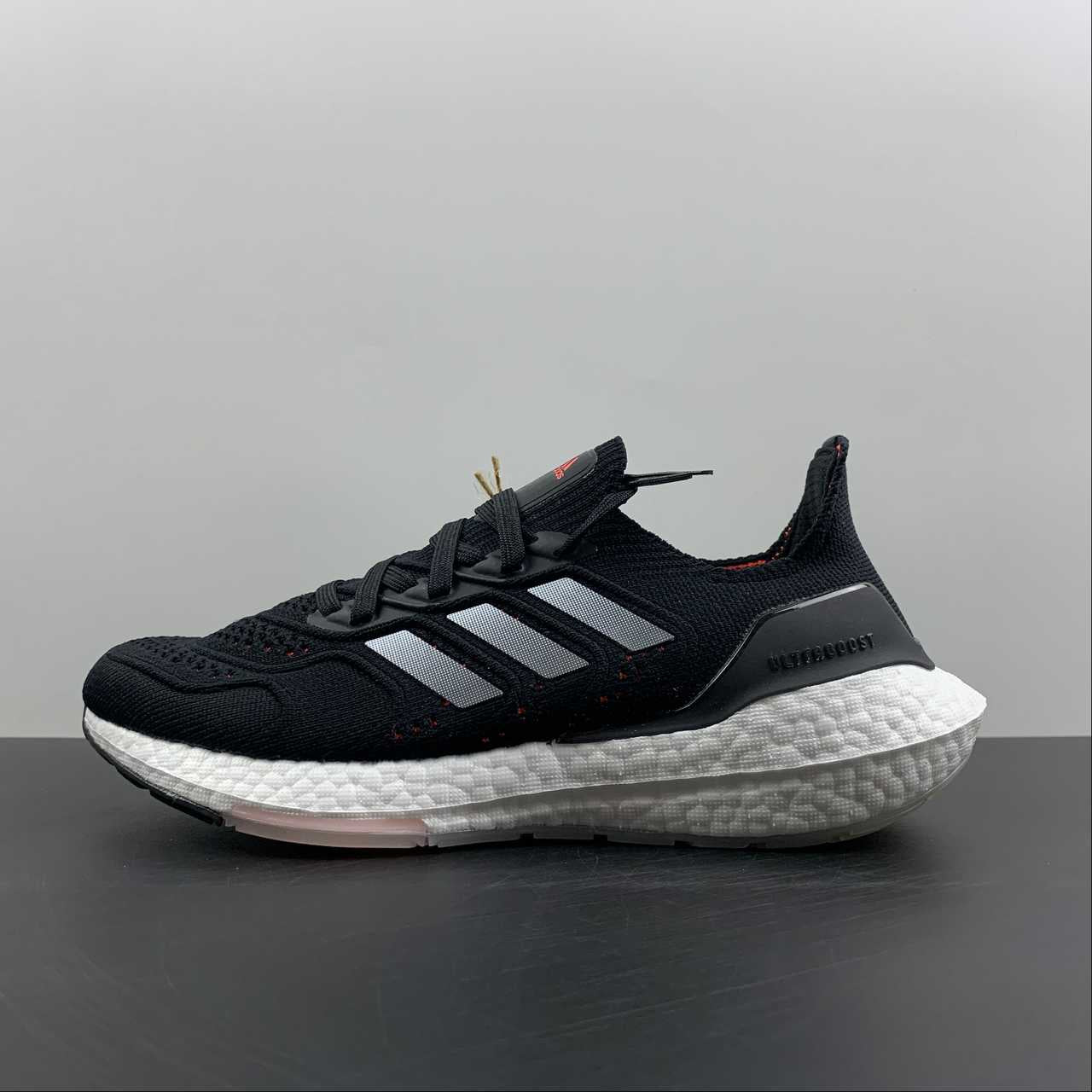 Adidas Ultraboost 22 - Preto/Branco