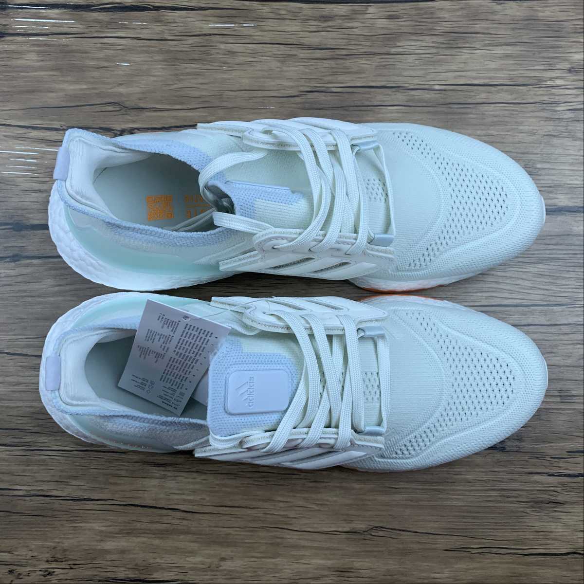 Adidas Ultraboost 22 - Branco/Laranja