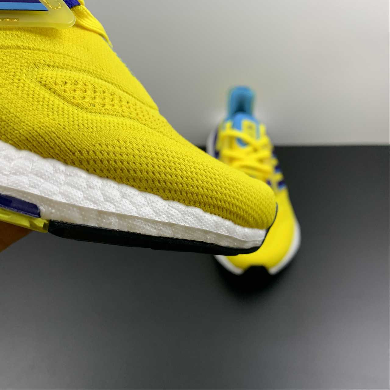 Adidas Ultraboost 22 - Amarelo/Azul