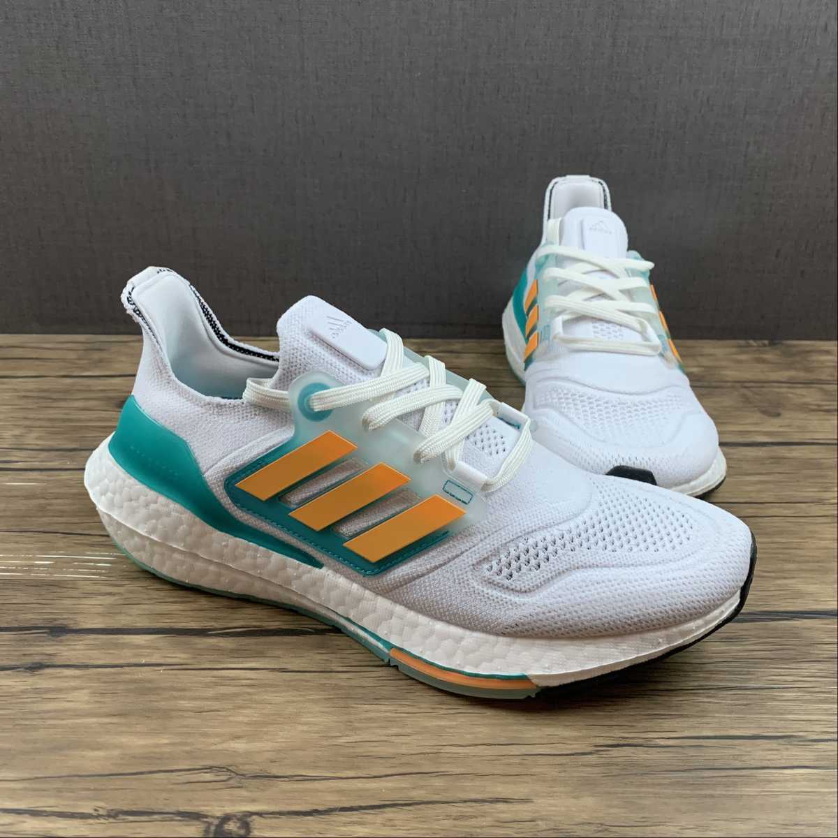 Adidas Ultraboost 22 - Branco/Verde/Laranja