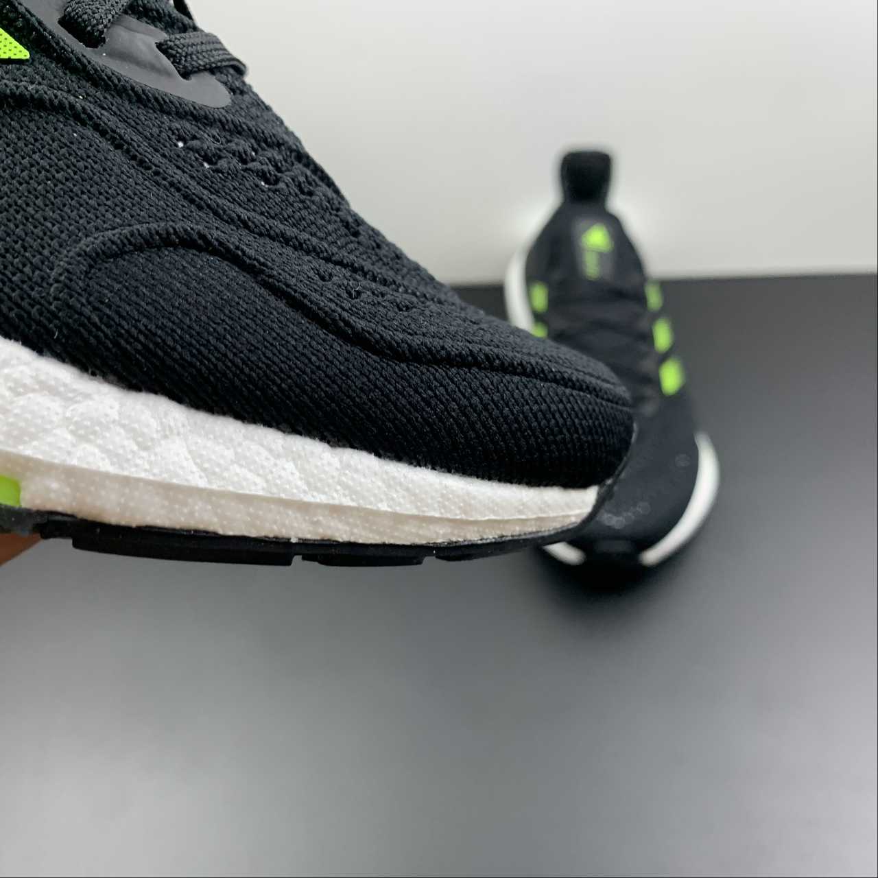Adidas Ultraboost 22 - Preto/Branco/Verde