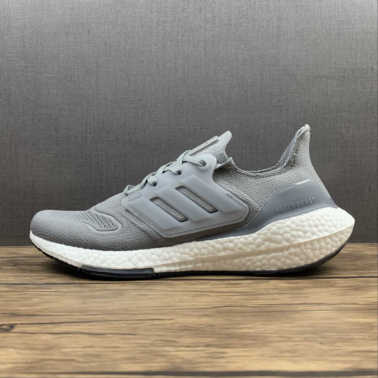 Adidas Ultraboost 22 - Cinza