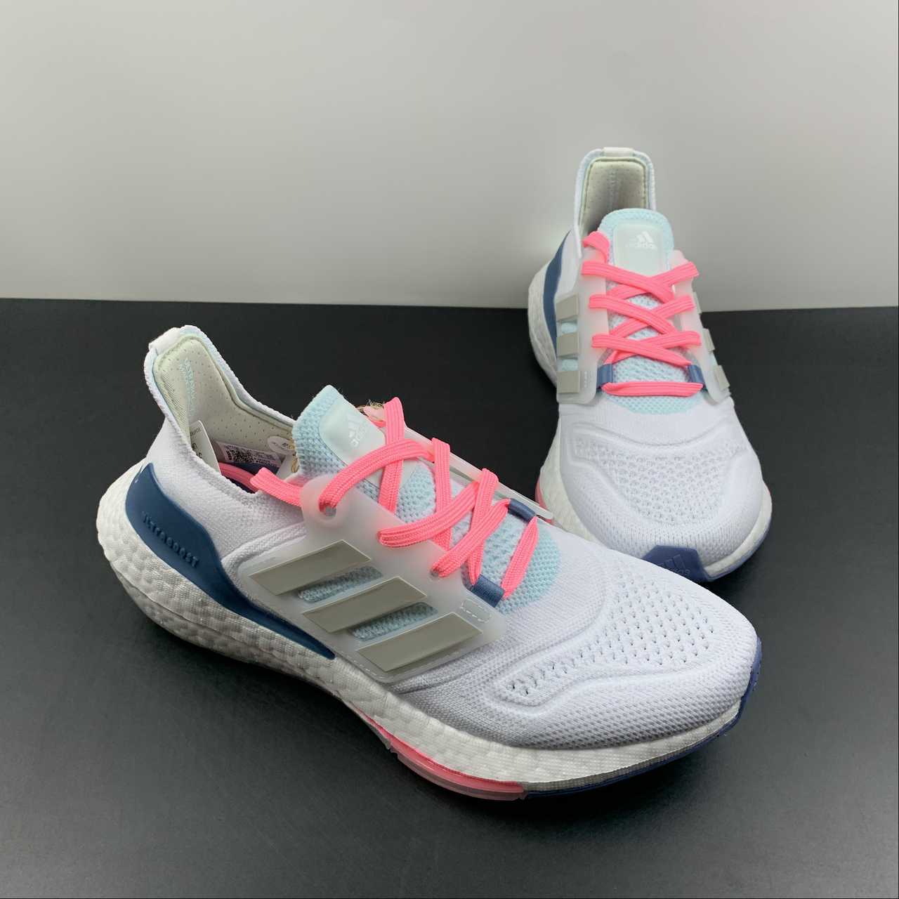 Adidas Ultraboost 22 - Branco/Rosa