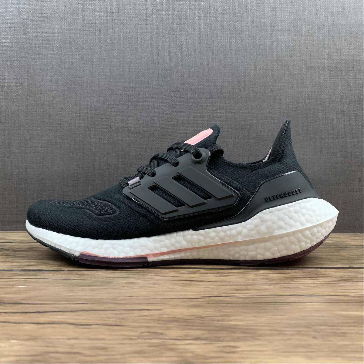 Adidas Ultraboost 22 - Preto/Branco