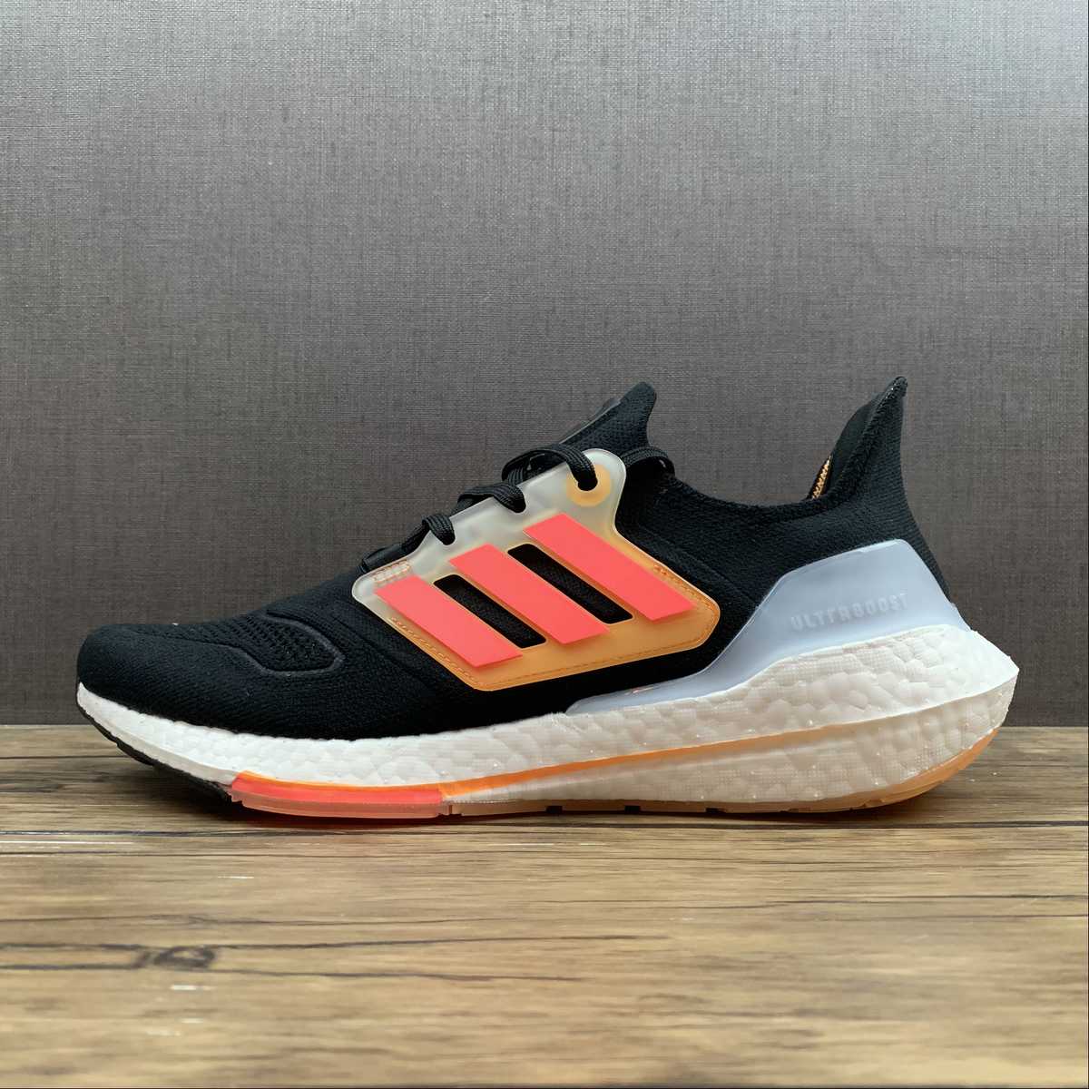 Adidas Ultraboost 22 - Preto/Laranja
