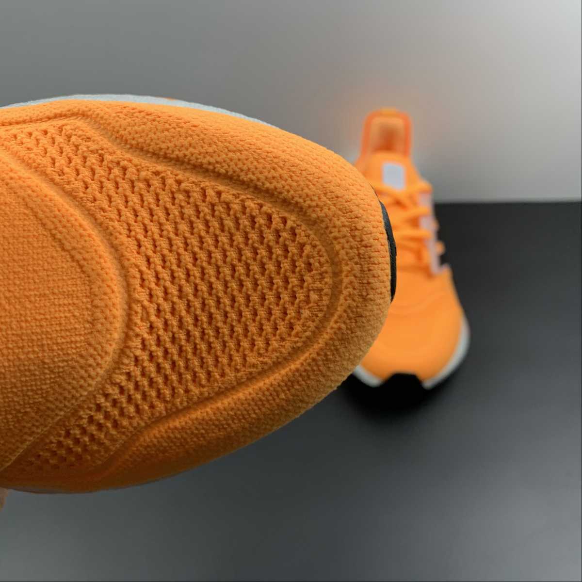 Adidas Ultraboost 22 - Laranja