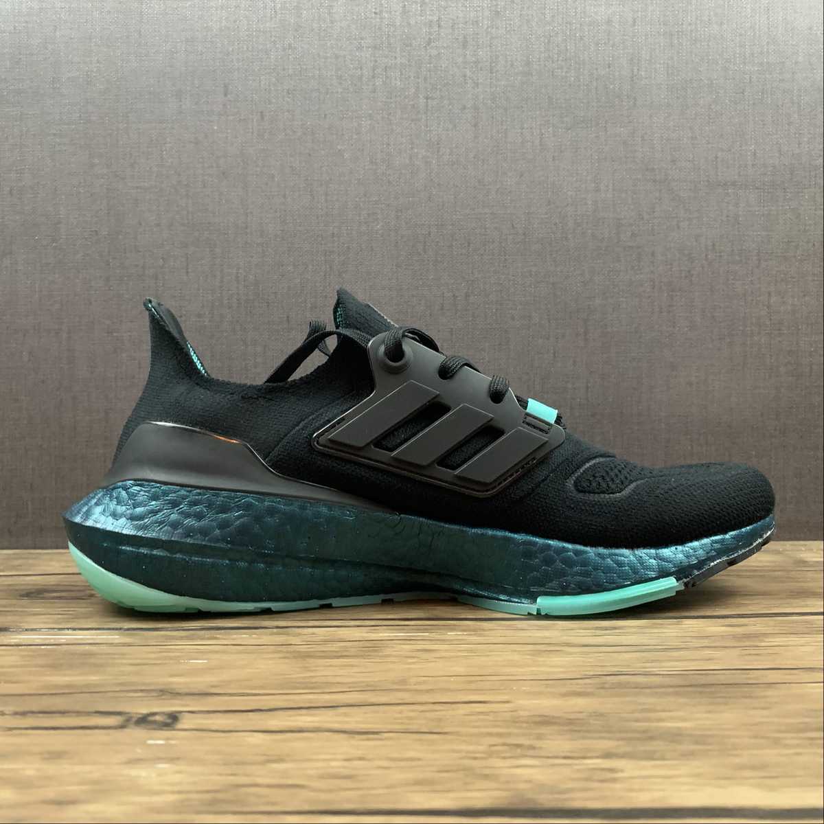 Adidas Ultraboost 22 - Preto/Verde