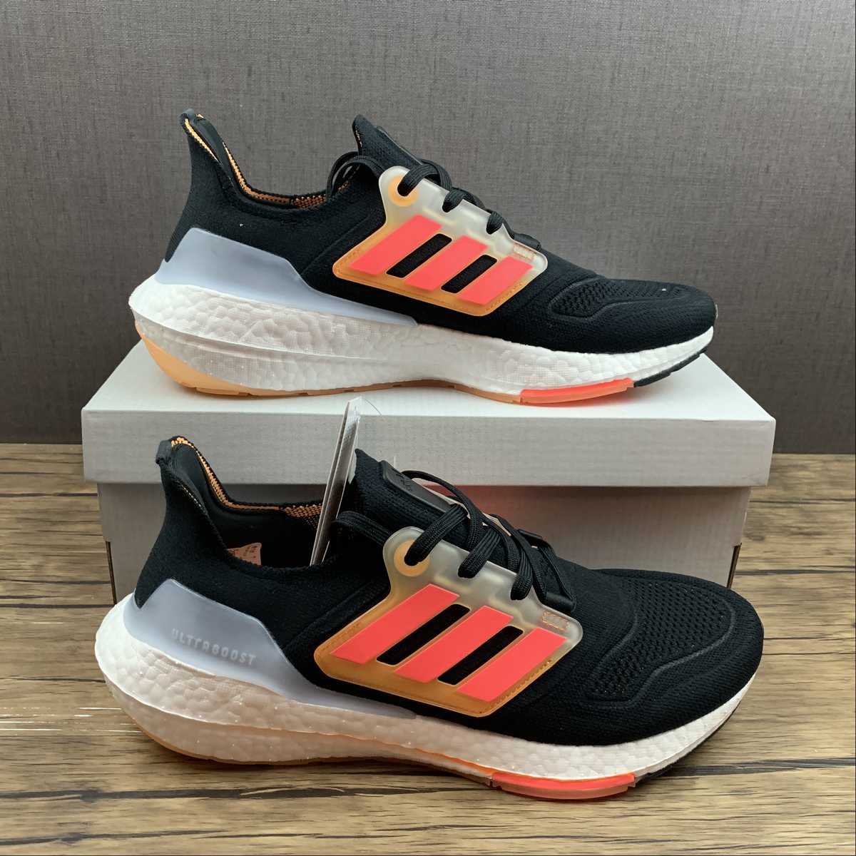 Adidas Ultraboost 22 - Preto/Laranja