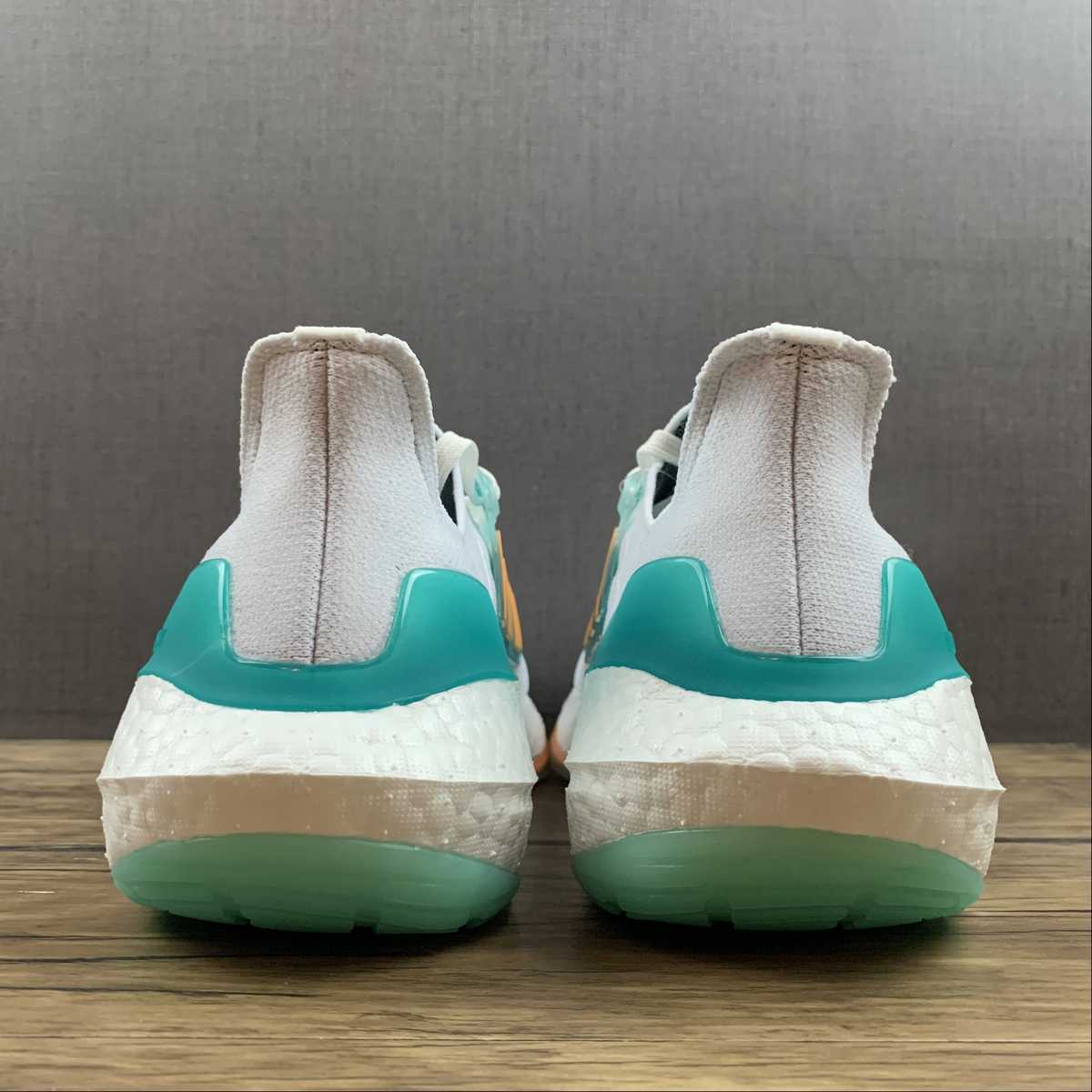 Adidas Ultraboost 22 - Branco/Verde/Laranja