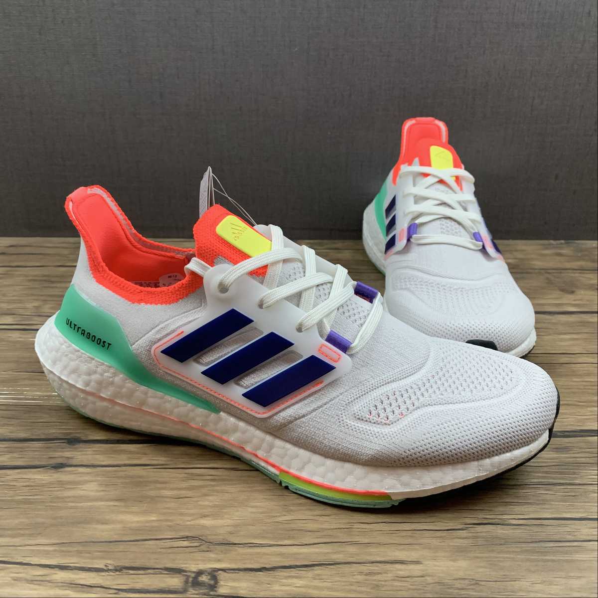 Adidas Ultraboost 22 - Branco/Laranja/Verde
