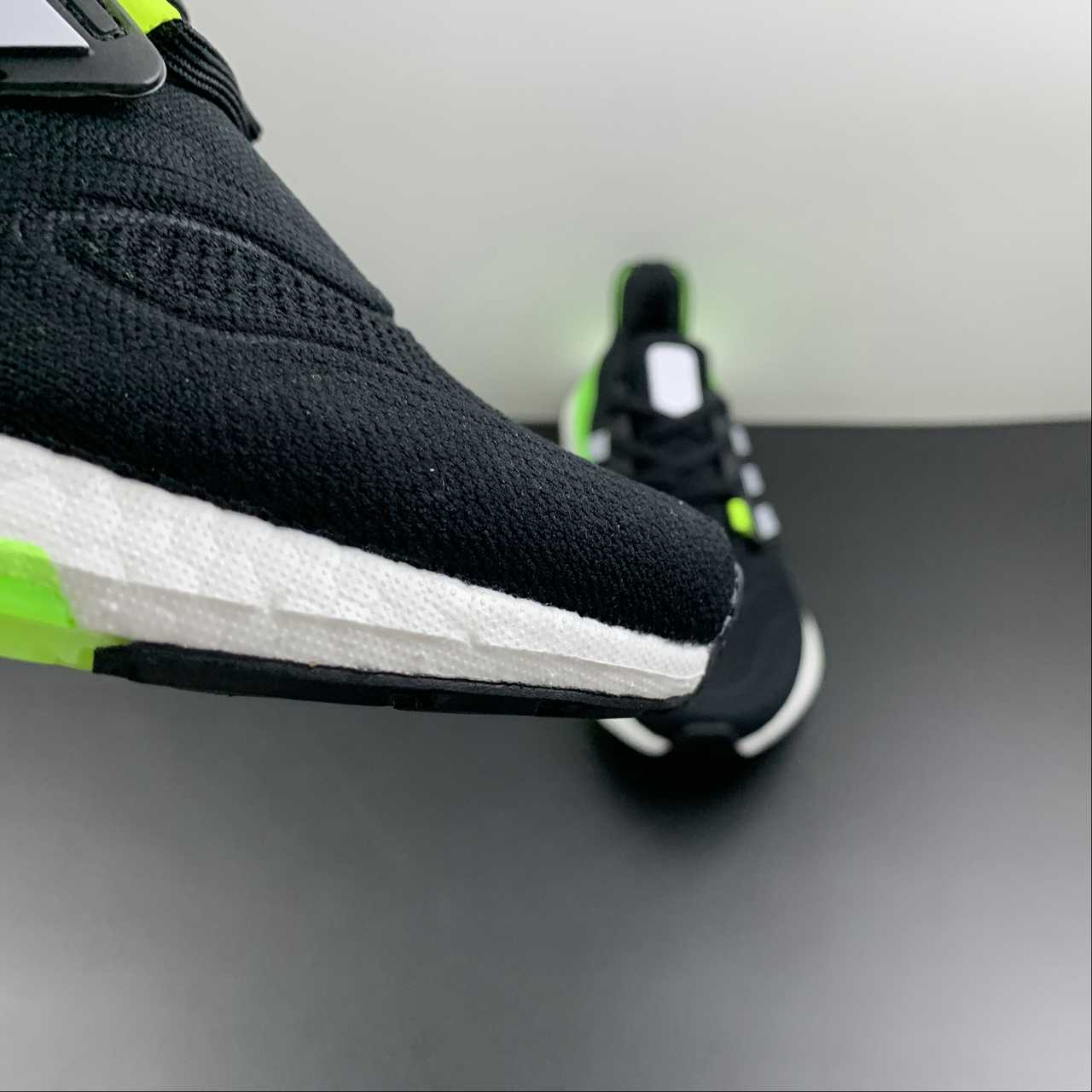 Adidas Ultraboost 22 - Preto/Verde/Branco