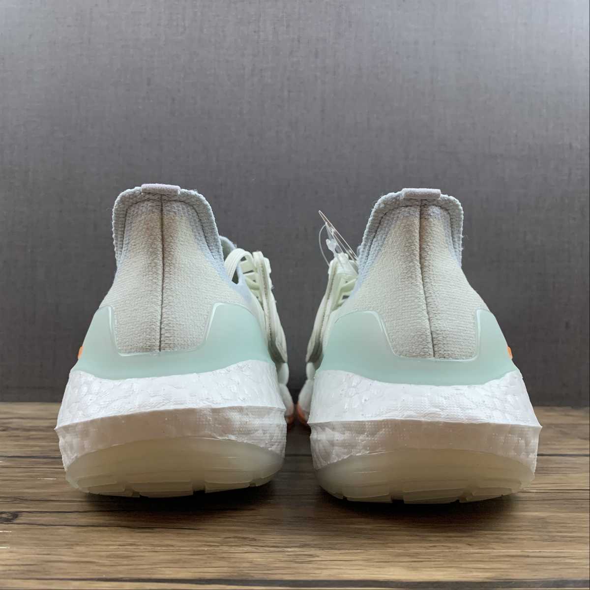Adidas Ultraboost 22 - Branco/Laranja