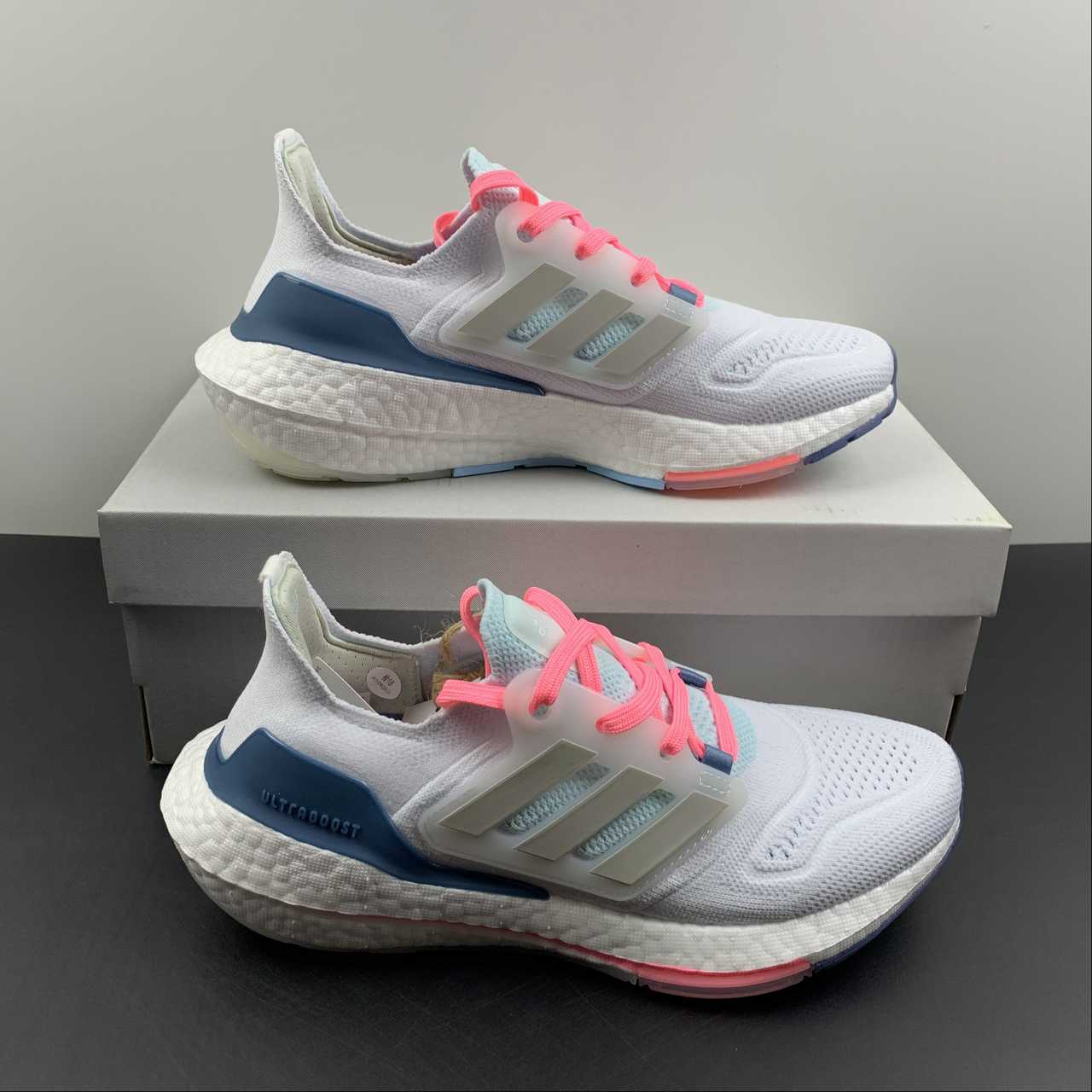 Adidas Ultraboost 22 - Branco/Rosa