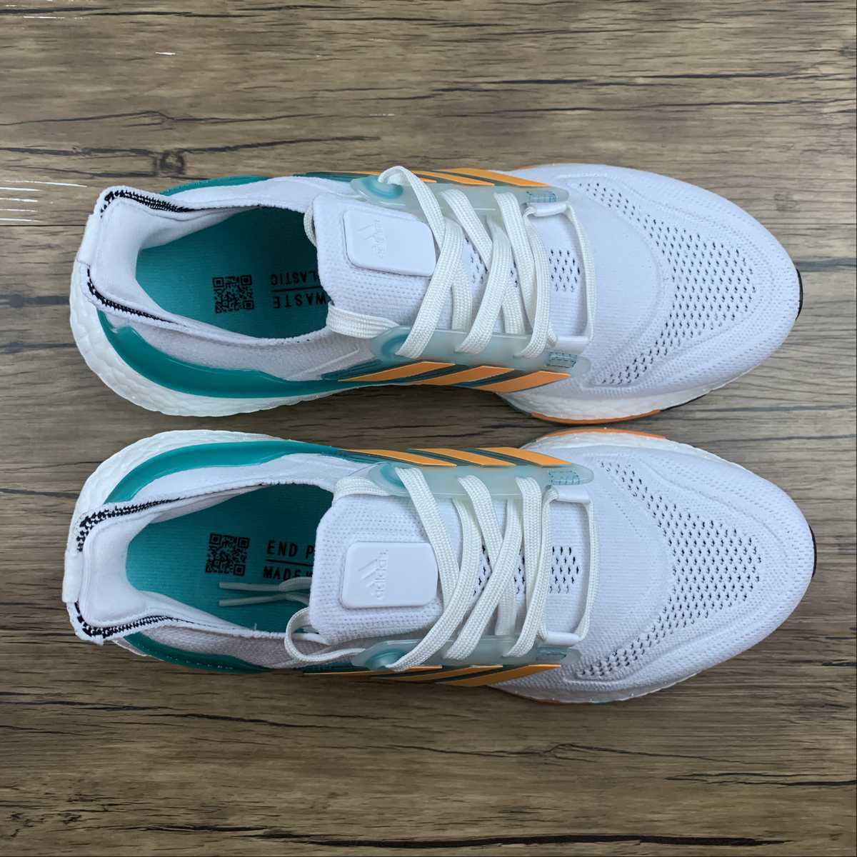 Adidas Ultraboost 22 - Branco/Verde/Laranja