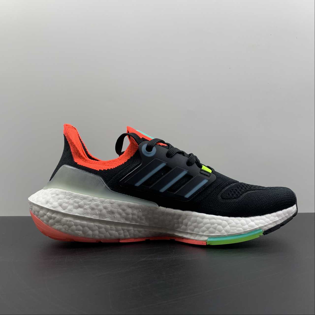 Adidas Ultraboost 22 - Preto/Laranja/Branco