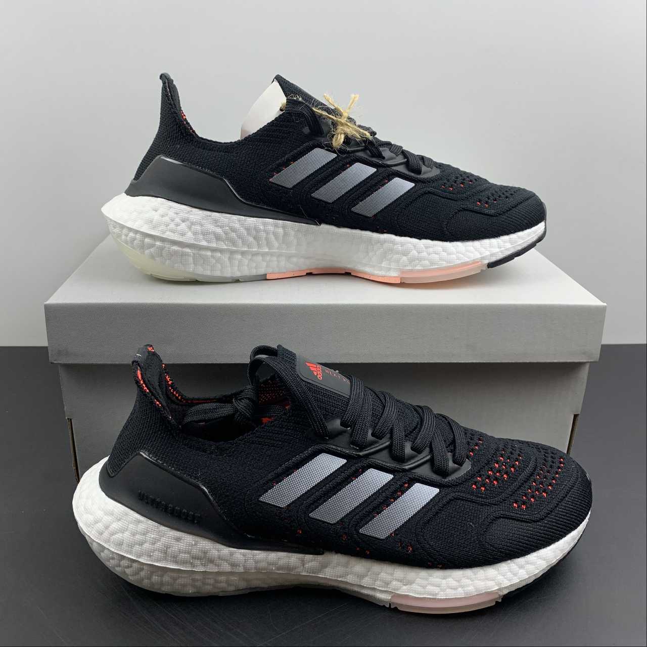 Adidas Ultraboost 22 - Preto/Branco