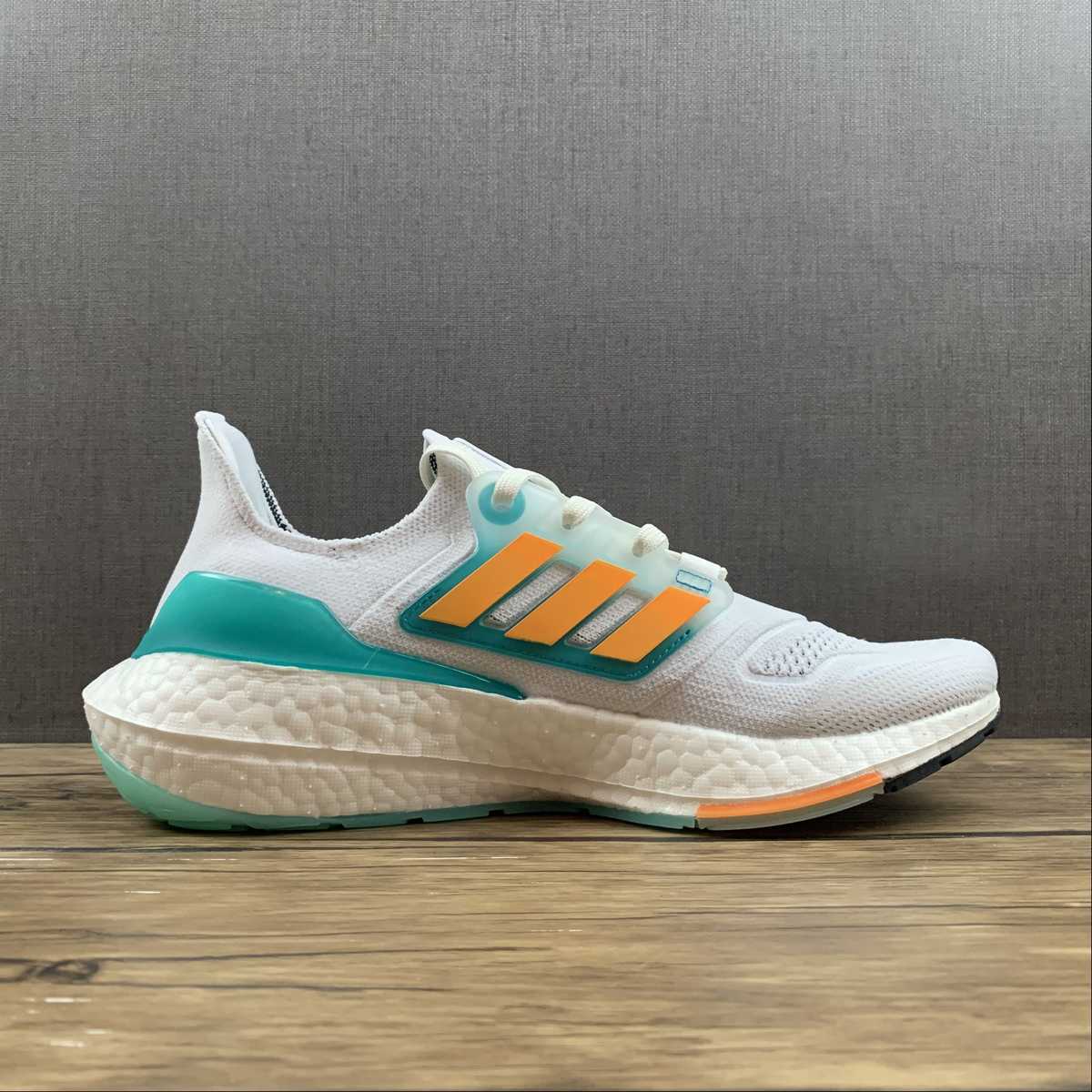Adidas Ultraboost 22 - Branco/Verde/Laranja
