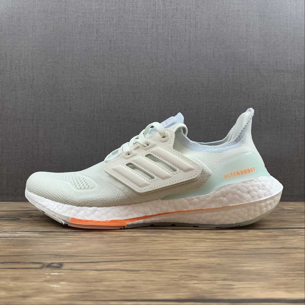 Adidas Ultraboost 22 - Branco/Laranja