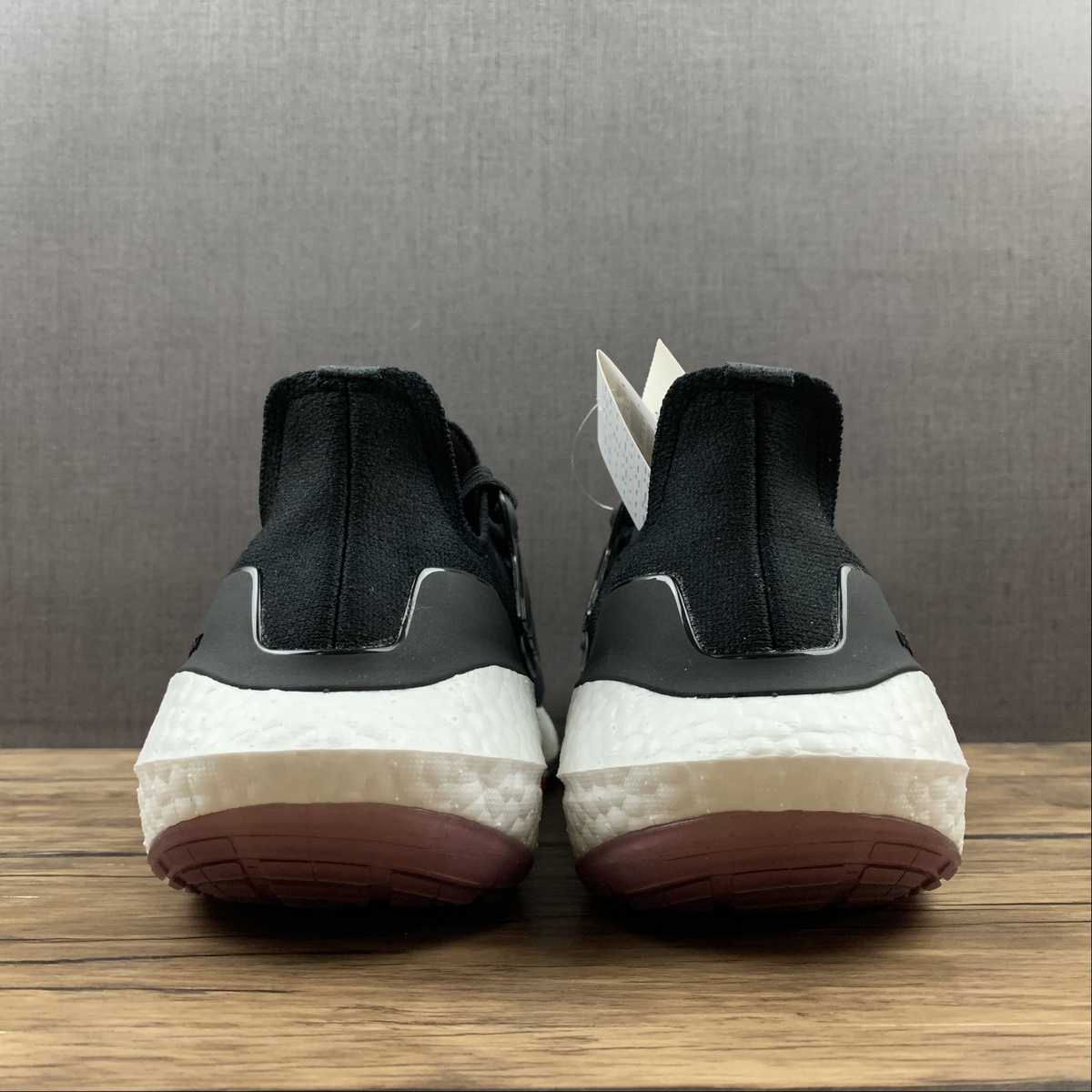 Adidas Ultraboost 22 - Preto/Branco