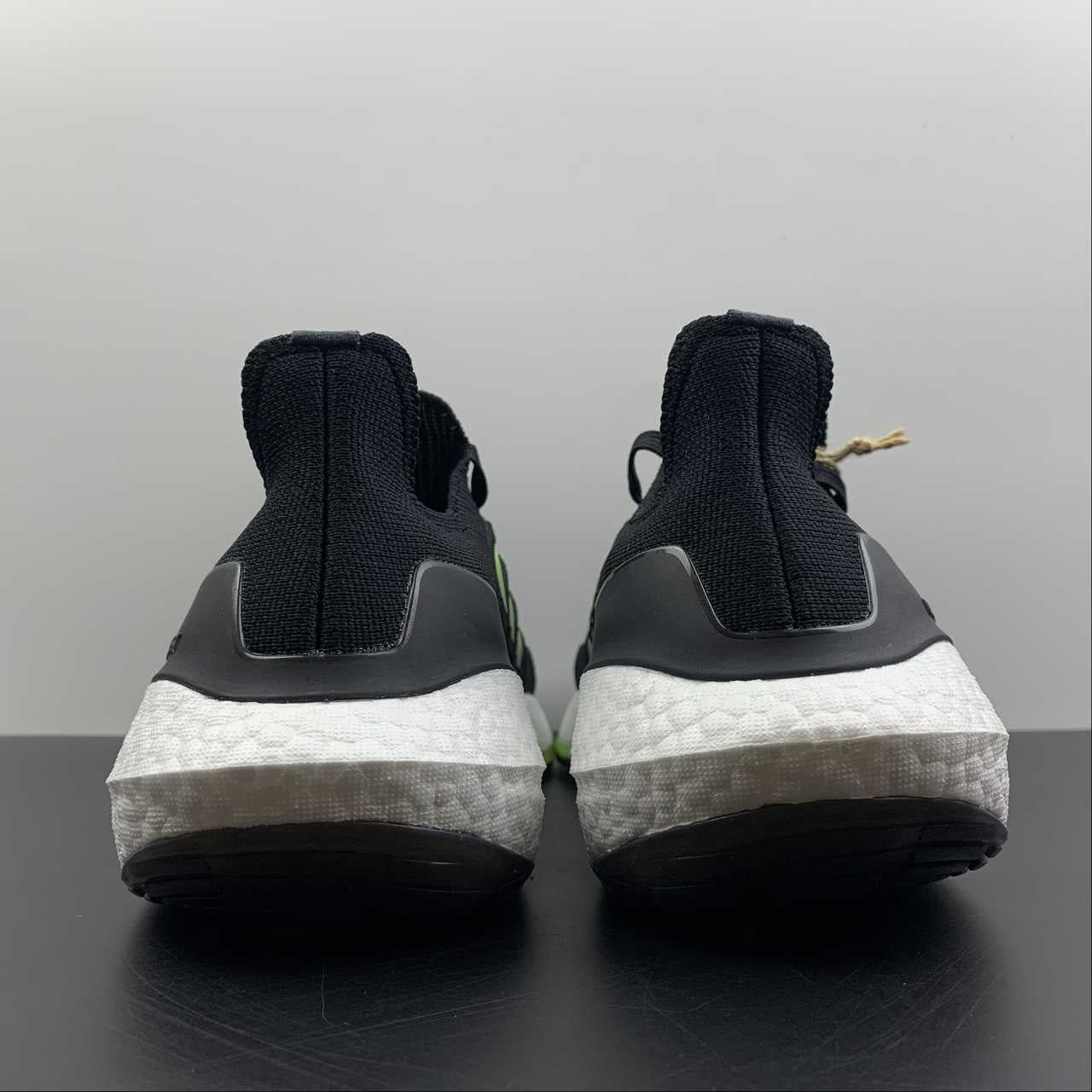 Adidas Ultraboost 22 - Preto/Branco/Verde