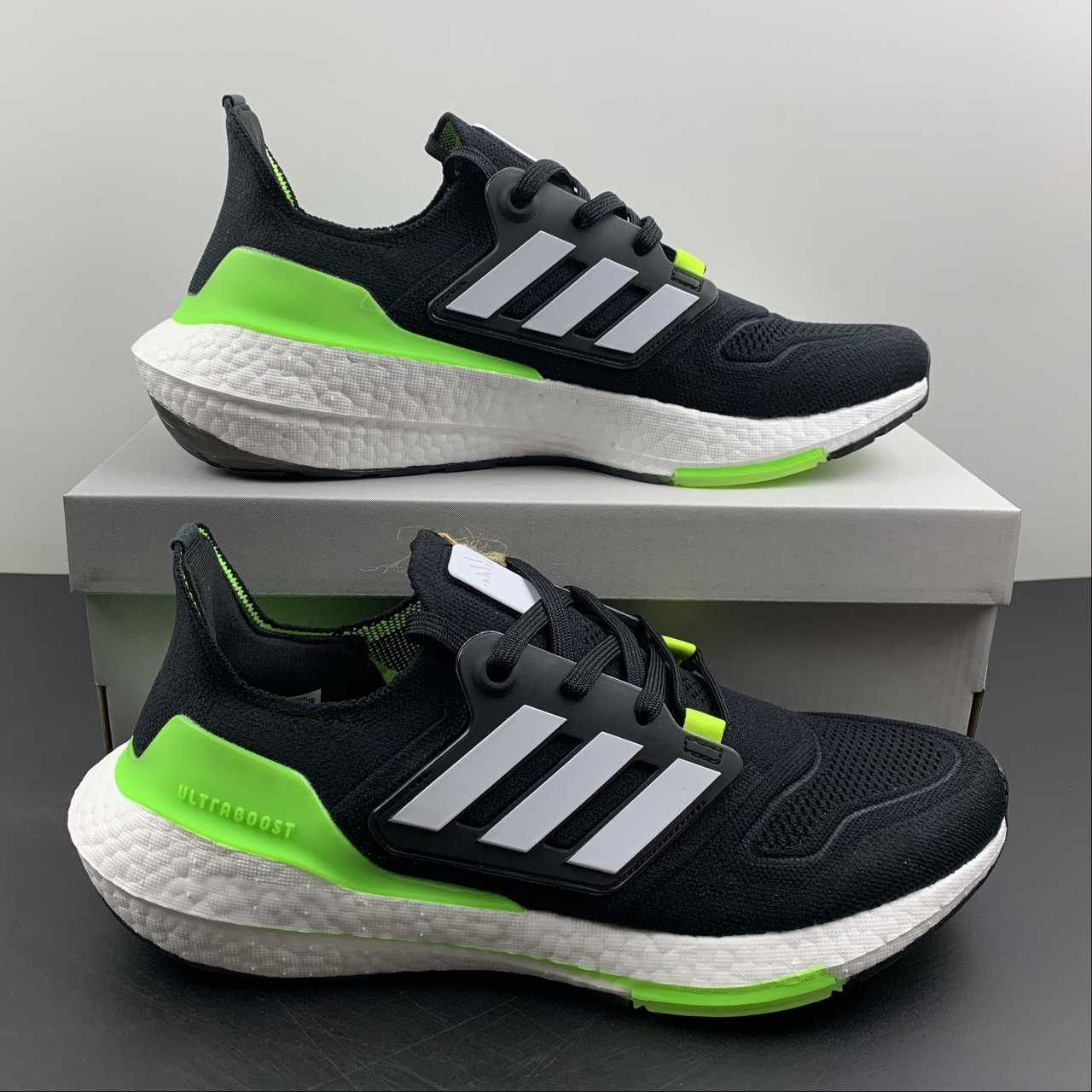Adidas Ultraboost 22 - Preto/Verde/Branco