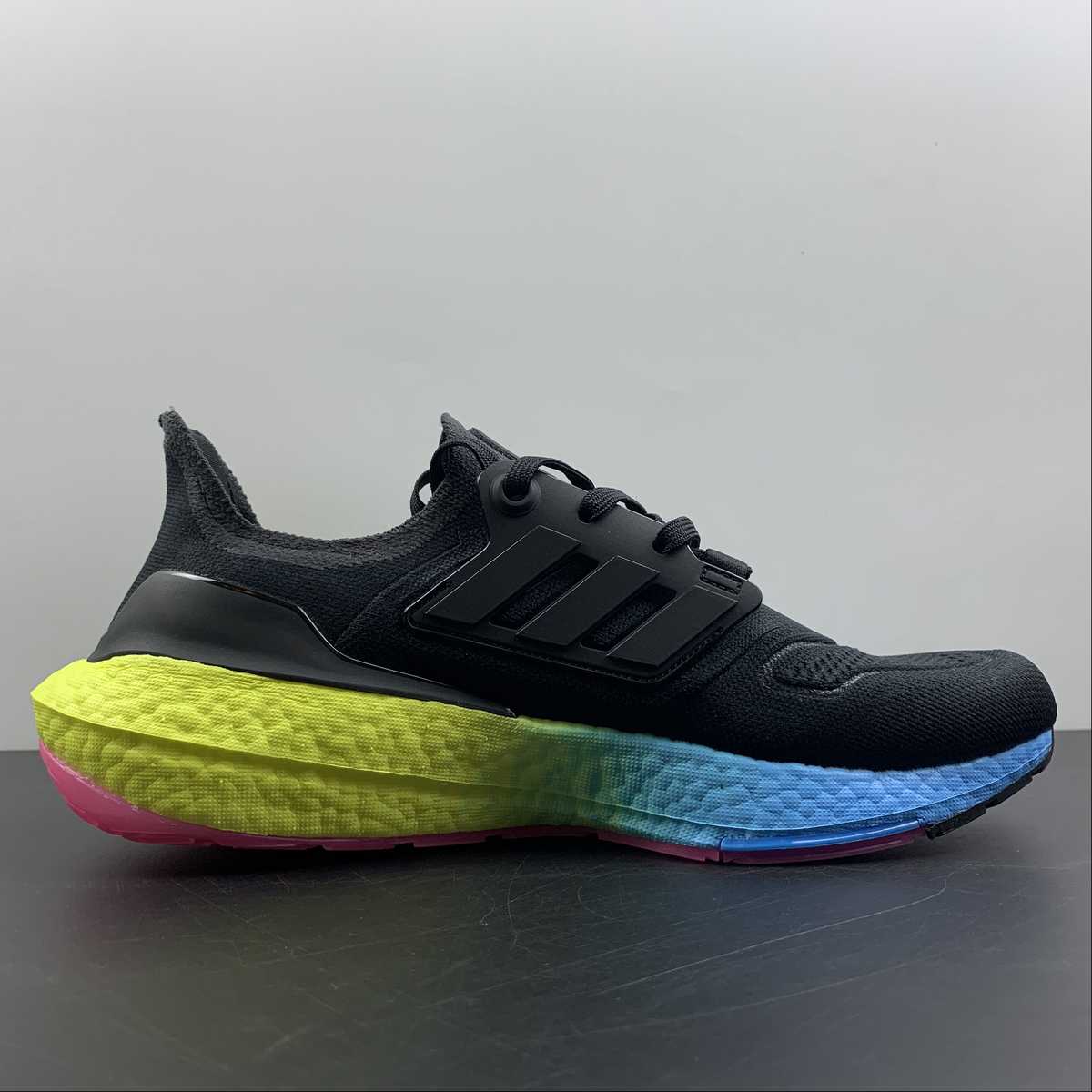 Adidas Ultraboost 22 - Preto/Amarelo