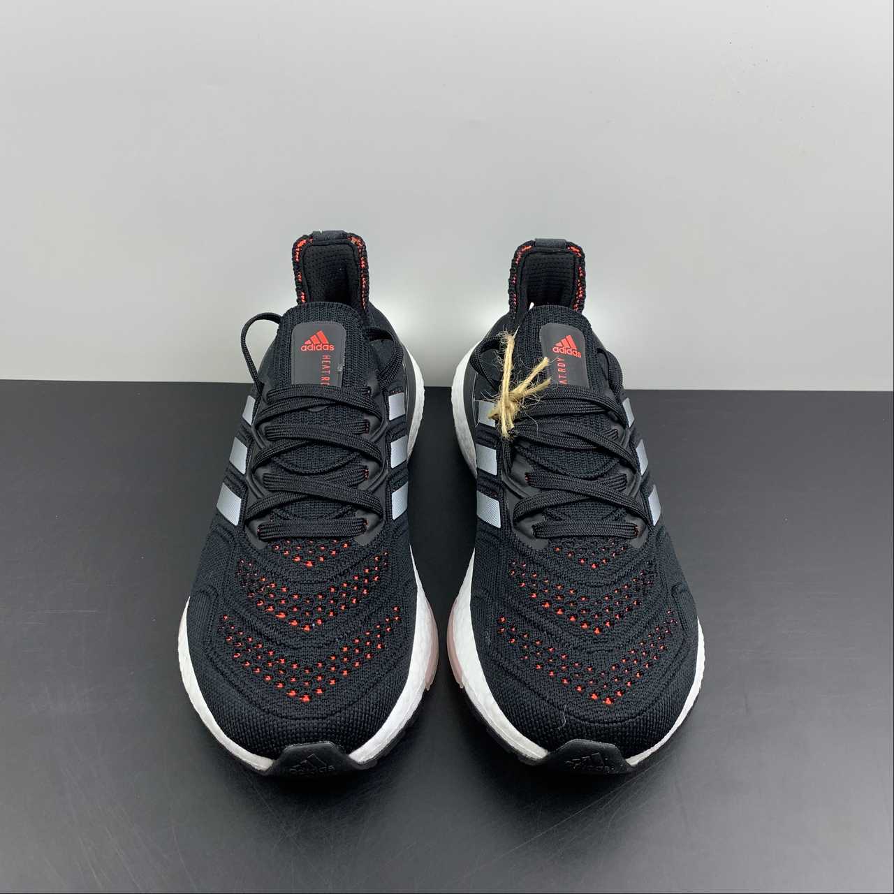 Adidas Ultraboost 22 - Preto/Branco