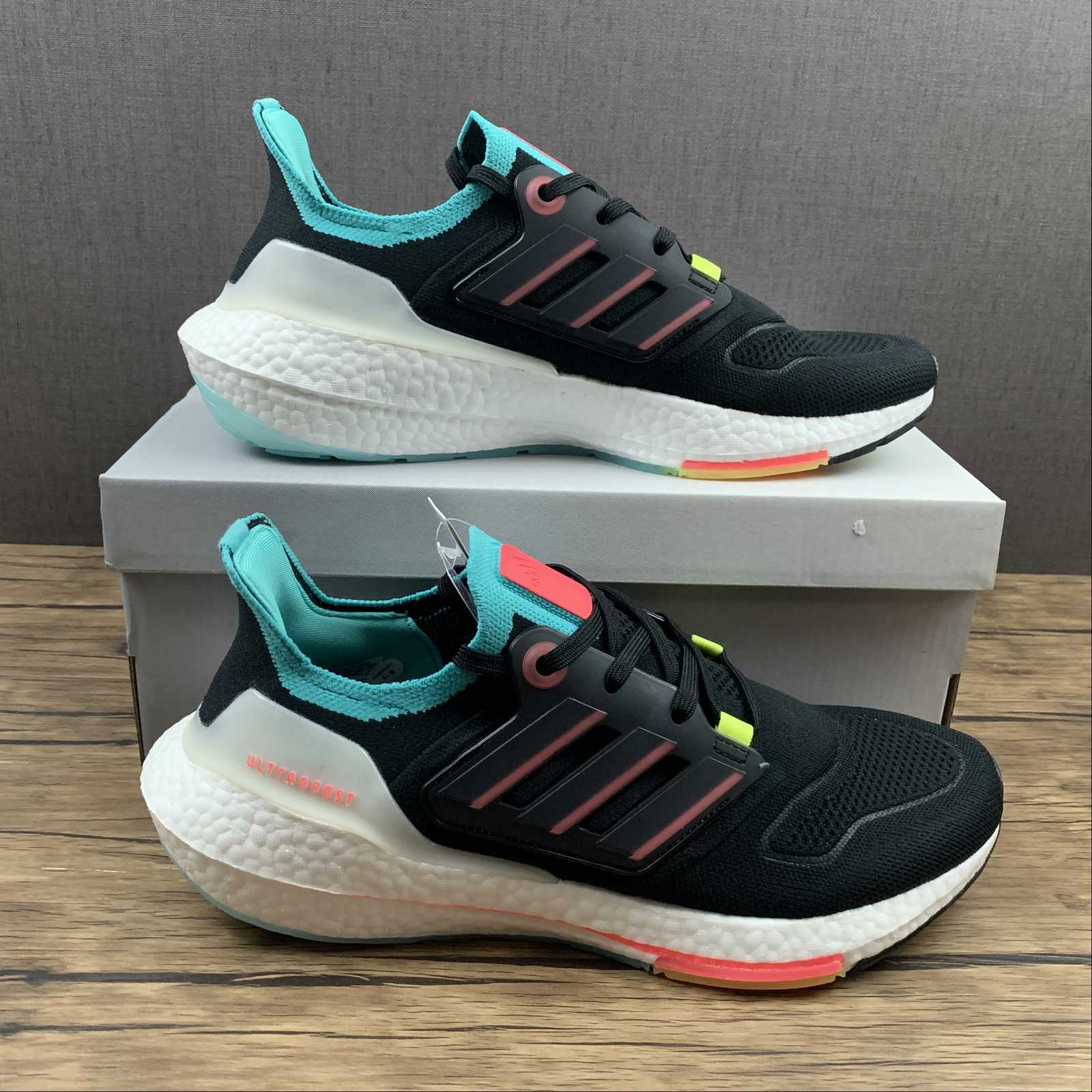 Adidas Ultraboost 22 - Preto/Turquesa
