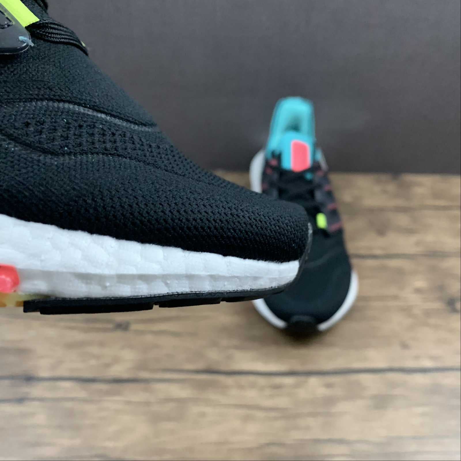 Adidas Ultraboost 22 - Preto/Turquesa