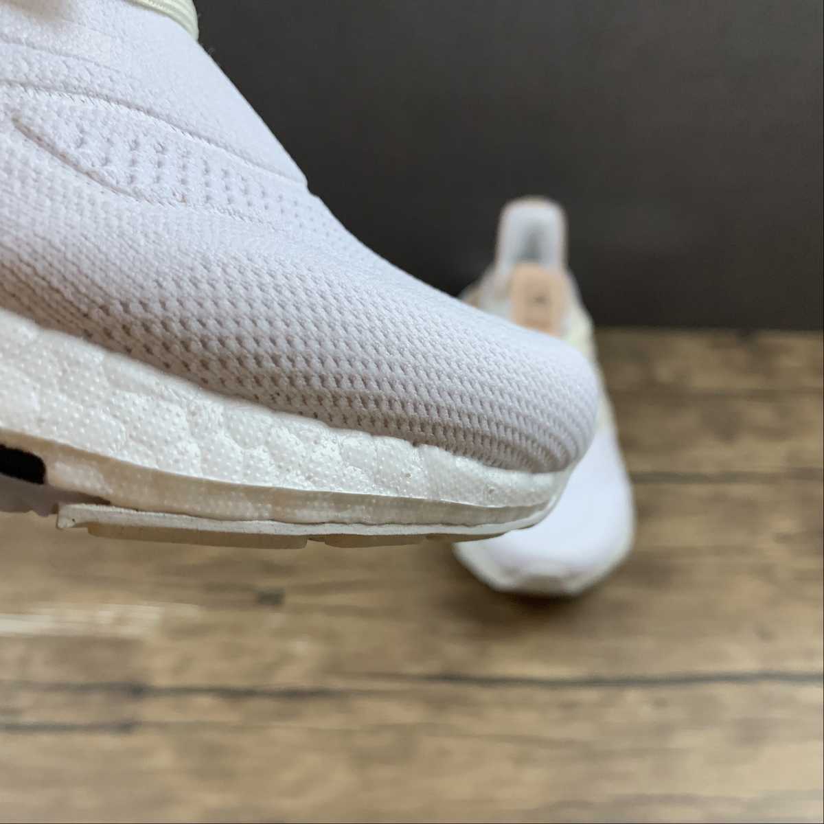 Adidas Ultraboost 22 - Branco/Nude