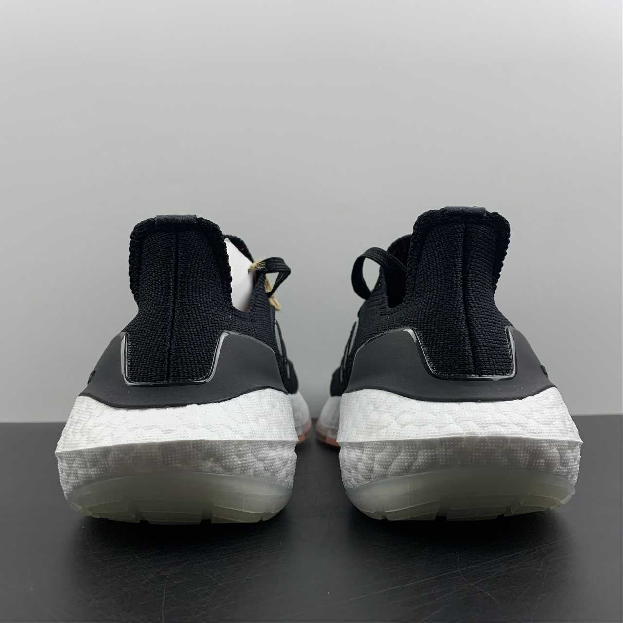 Adidas Ultraboost 22 - Preto/Branco