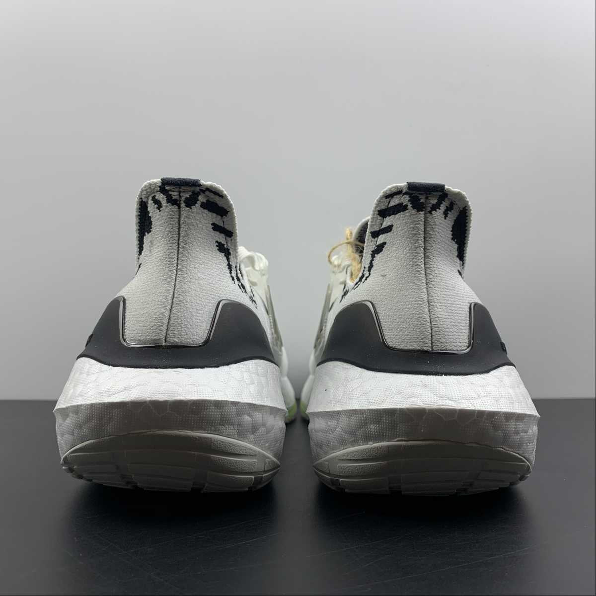 Adidas Ultraboost 22 - Branco/Preto/Verde