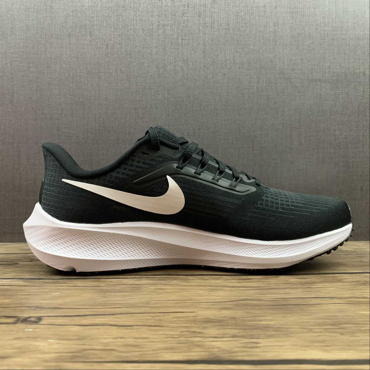 Nike Air Zoom Pegasus 39 - Preto e Branco