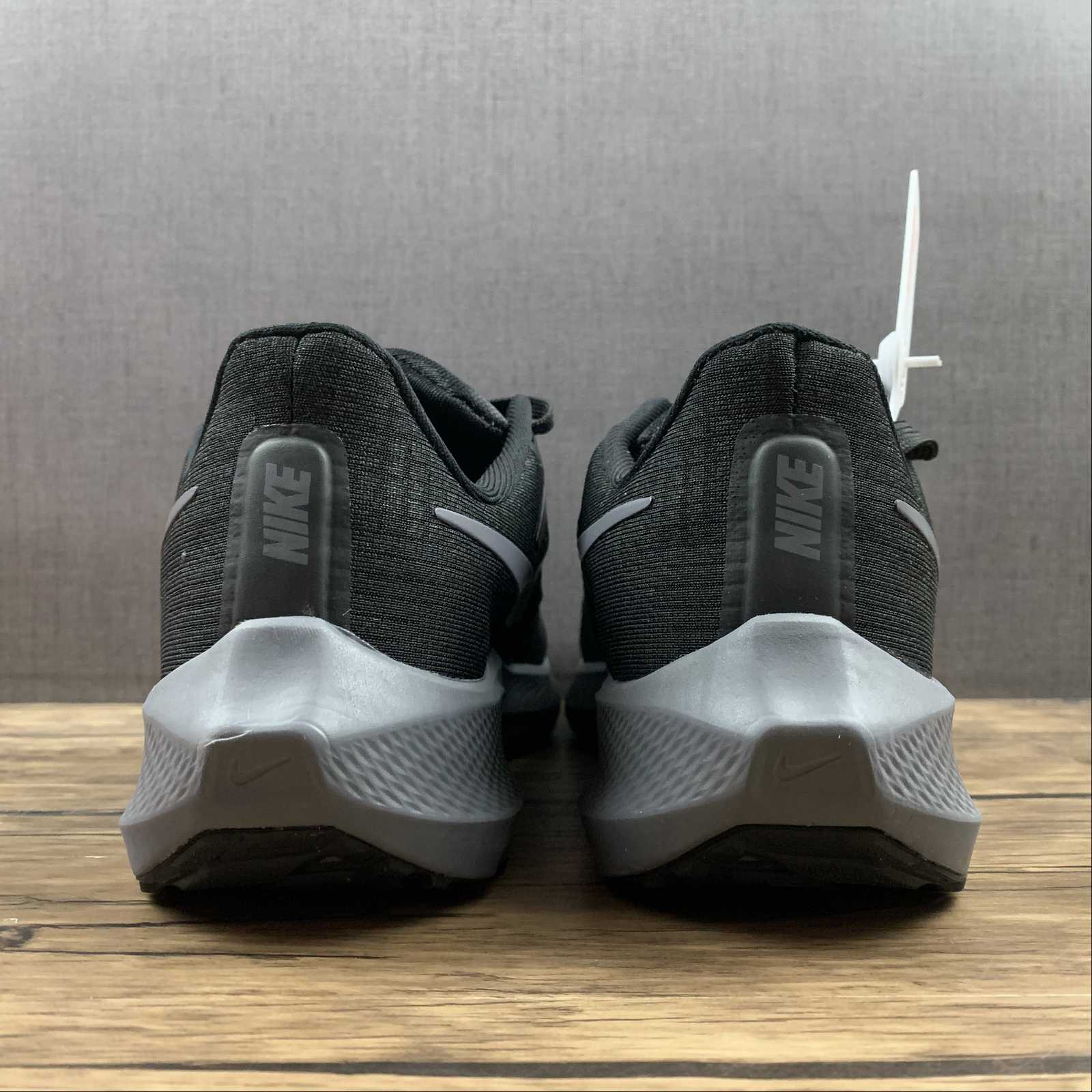 Nike Air Zoom Pegasus 39 - Preto/Cinza Escuro