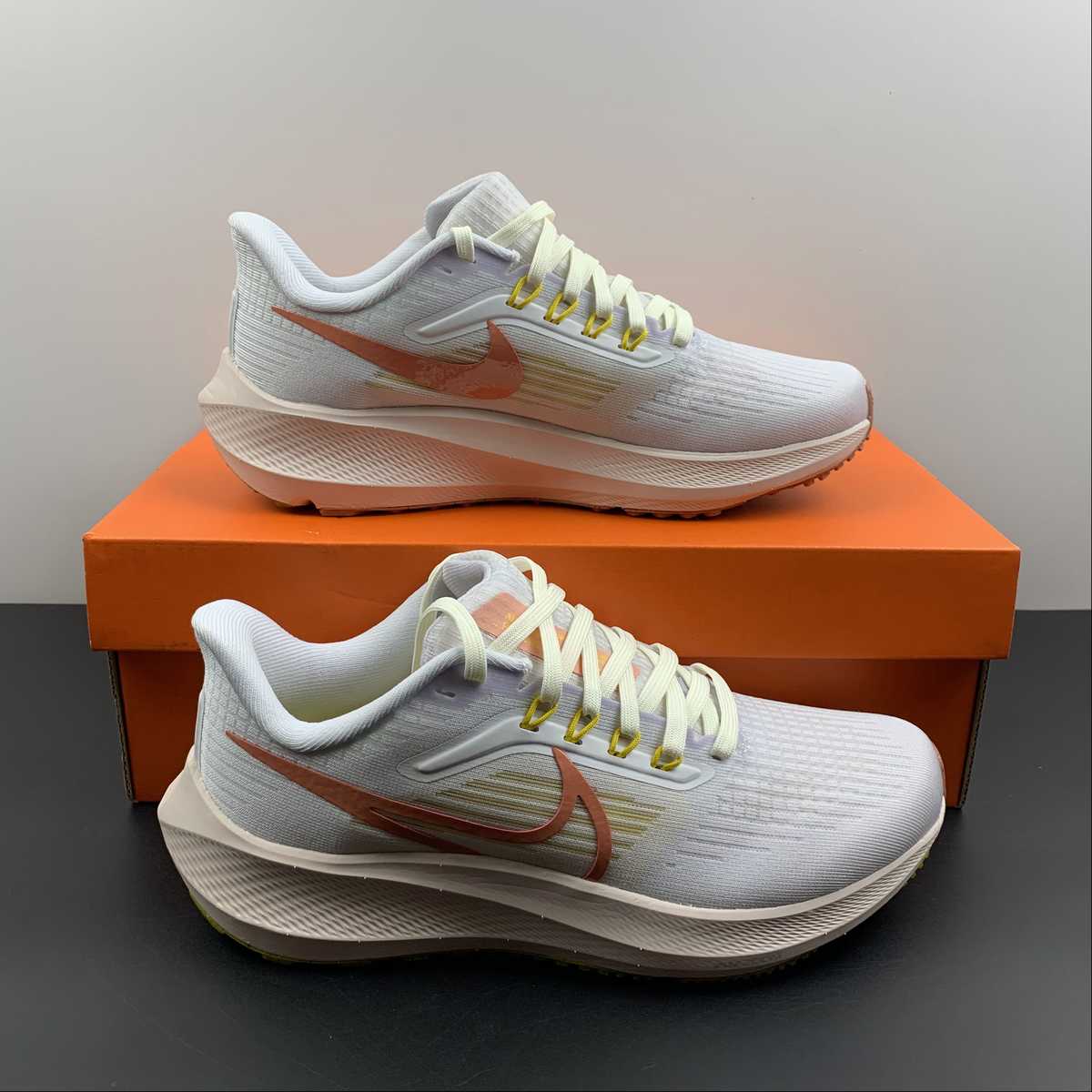 Nike Air Zoom Pegasus 39 - Branco/Laranja