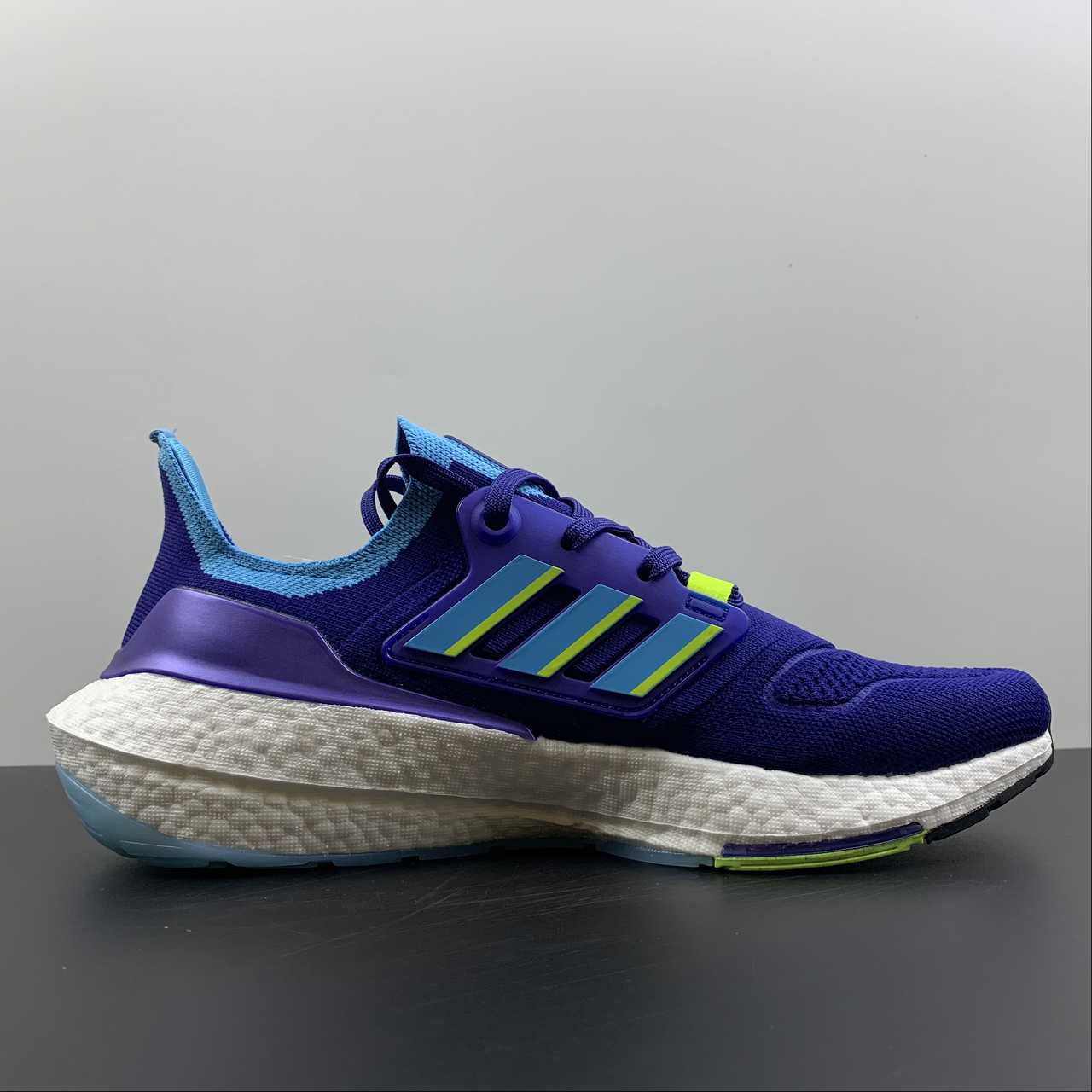 Adidas Ultraboost 22 - Roxo/Azul