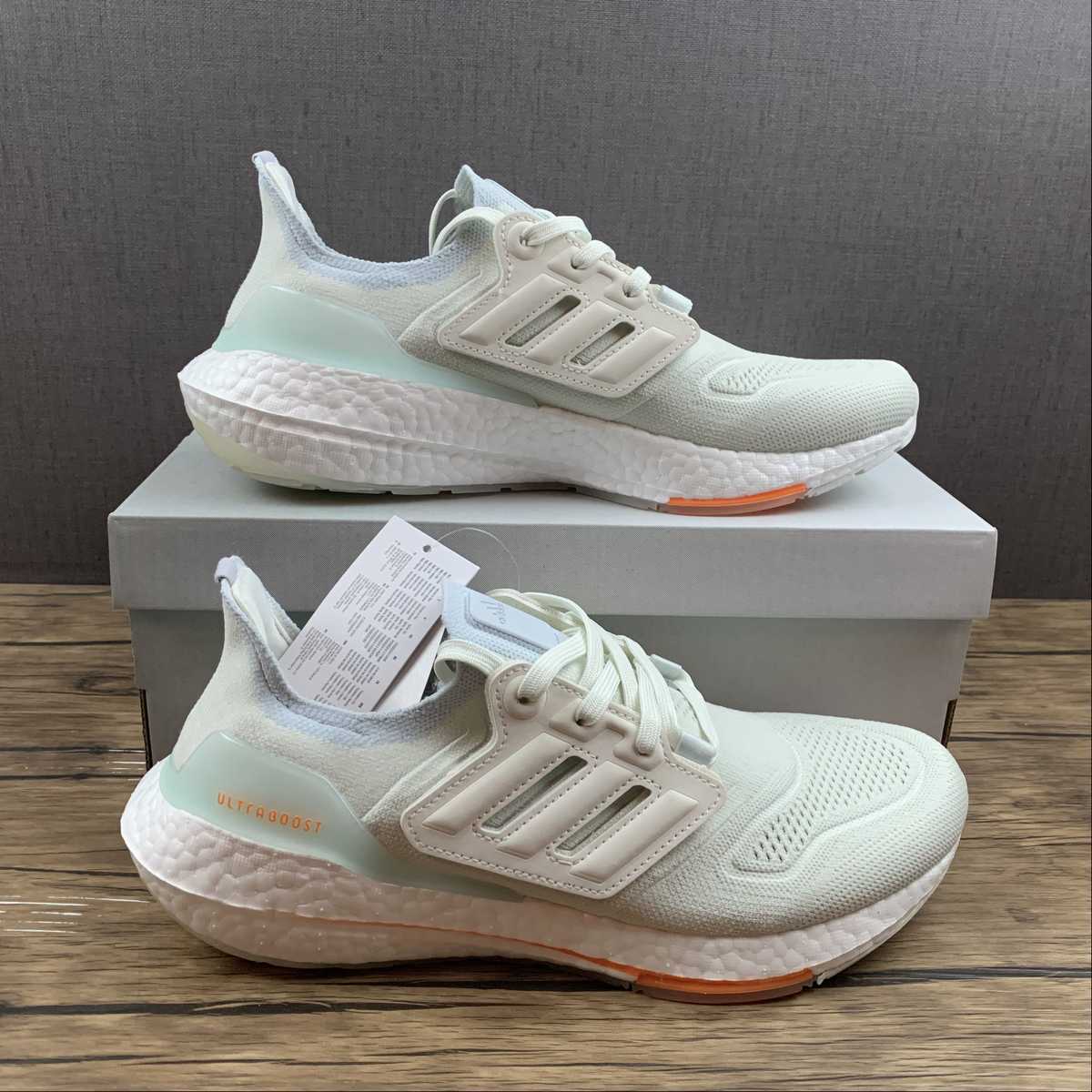 Adidas Ultraboost 22 - Branco/Laranja