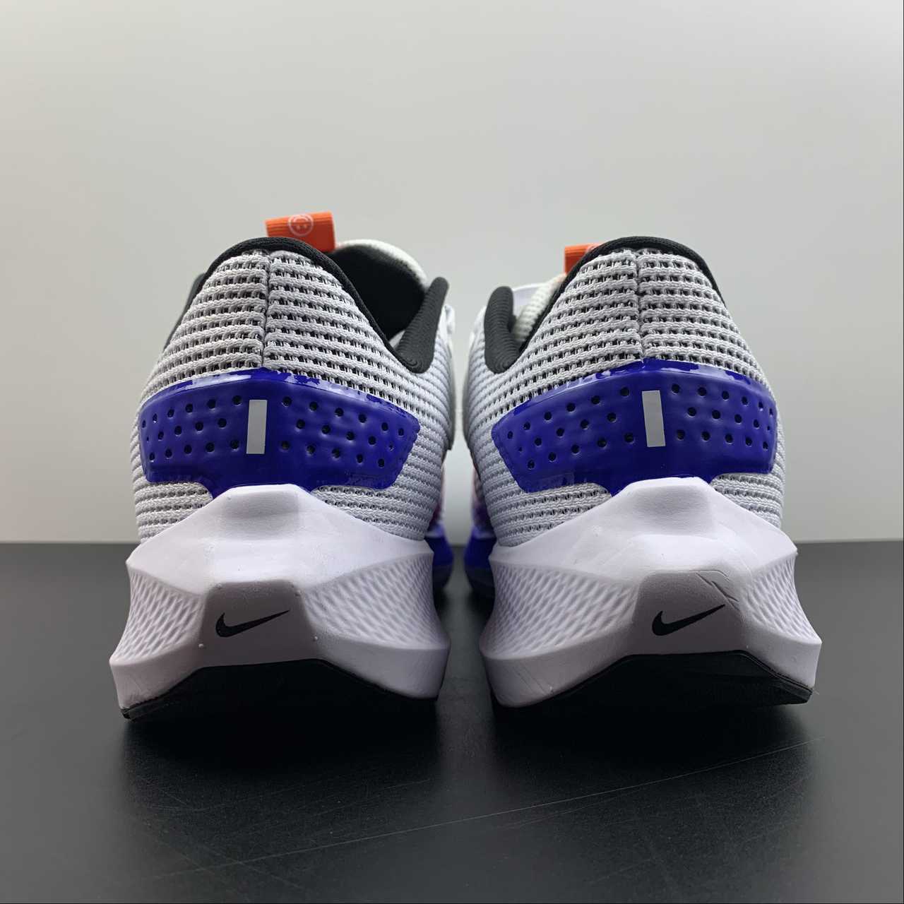 Nike Air Zoom Pegasus 40 - Branco/Azul/Laranja