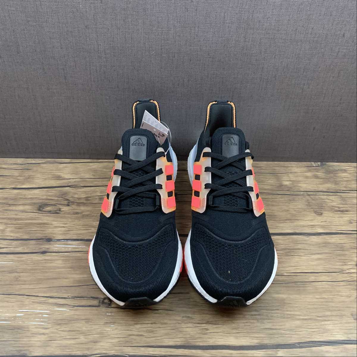 Adidas Ultraboost 22 - Preto/Laranja