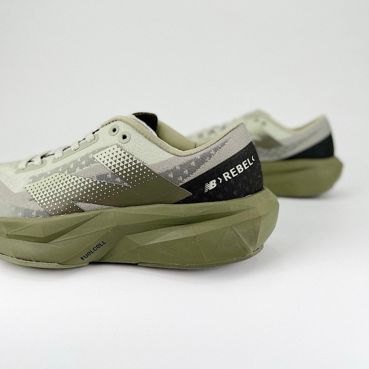 New Balance FuelCell Rebel V4 - Verde Militar