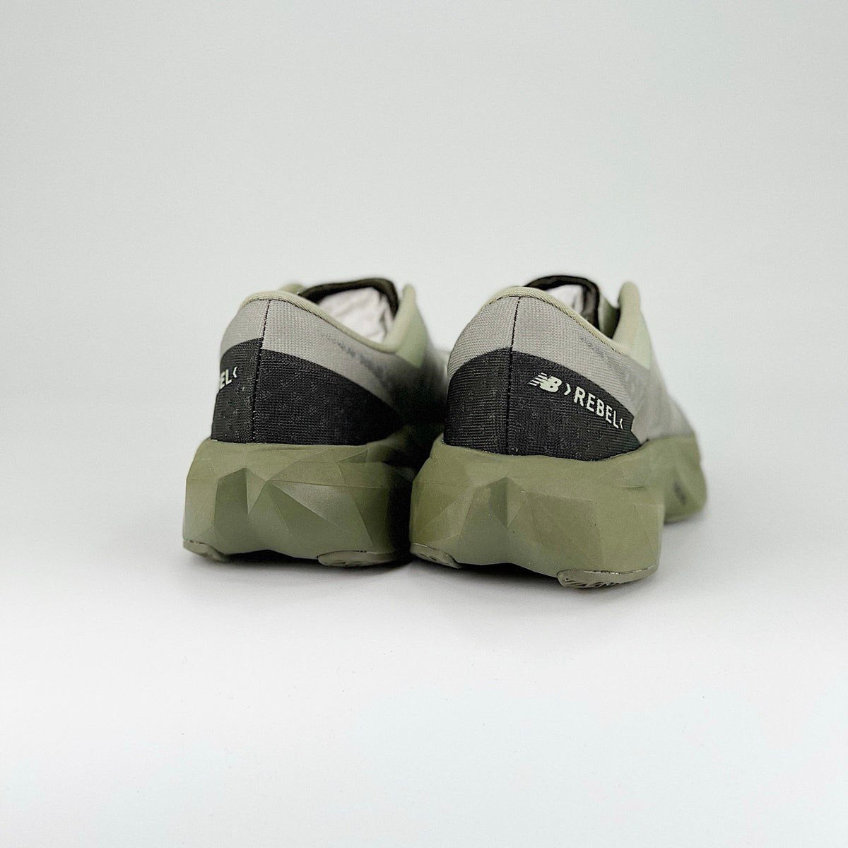 New Balance FuelCell Rebel V4 - Verde Militar