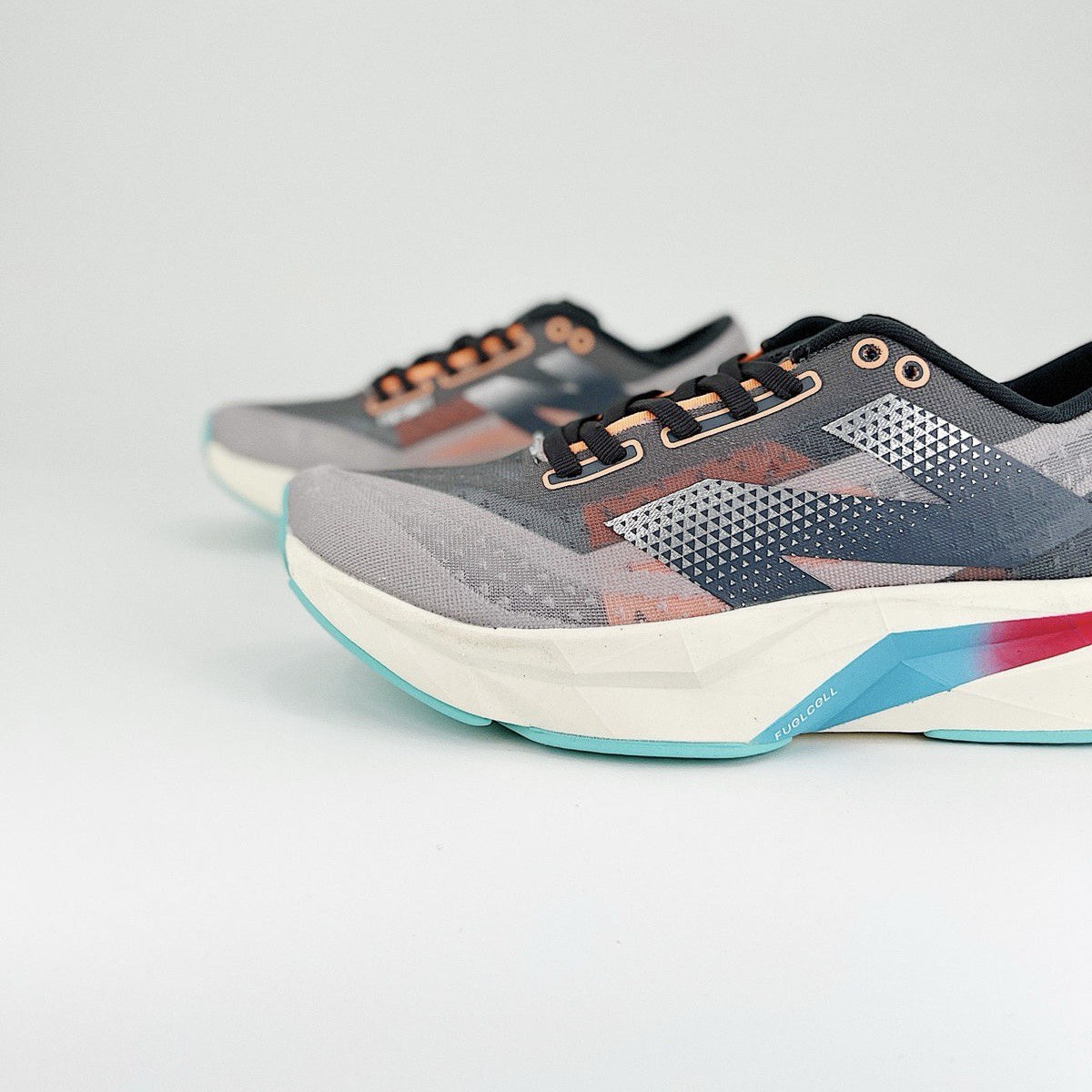 New Balance FuelCell Rebel V4 - Cinza/Azul